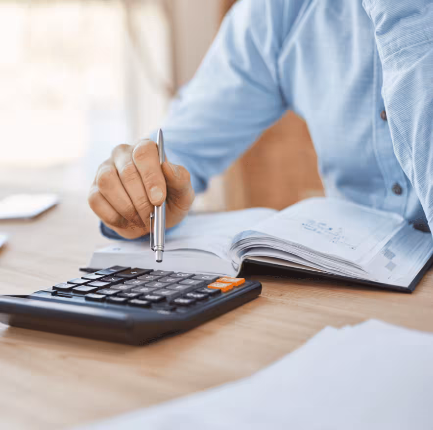 Consultante RH gérant la paie de ses clients sur Izi Paie